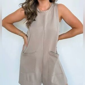 Nwt Davi & Dani Taupe Romper with pockets.